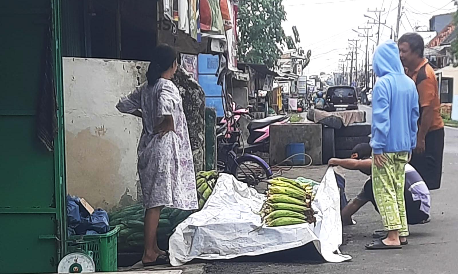 Sambut Malam Tahun Baru 2025, Penjual Jagung Manis Hiasi Kota Baturaja 