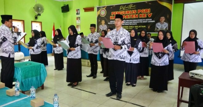 Ketua PGRI OKU Selatan Lantik Pengurus Baru, Tekankan Solidaritas Guru