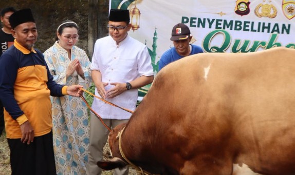 Serahkan Hewan Kurban, Ajak Warga Perkuat Silaturahmi 