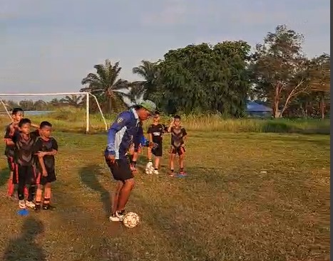 Mantan Kiper Sriwijaya FC, Fauzi Toldo Latih SSB Palembang Soccer Skills