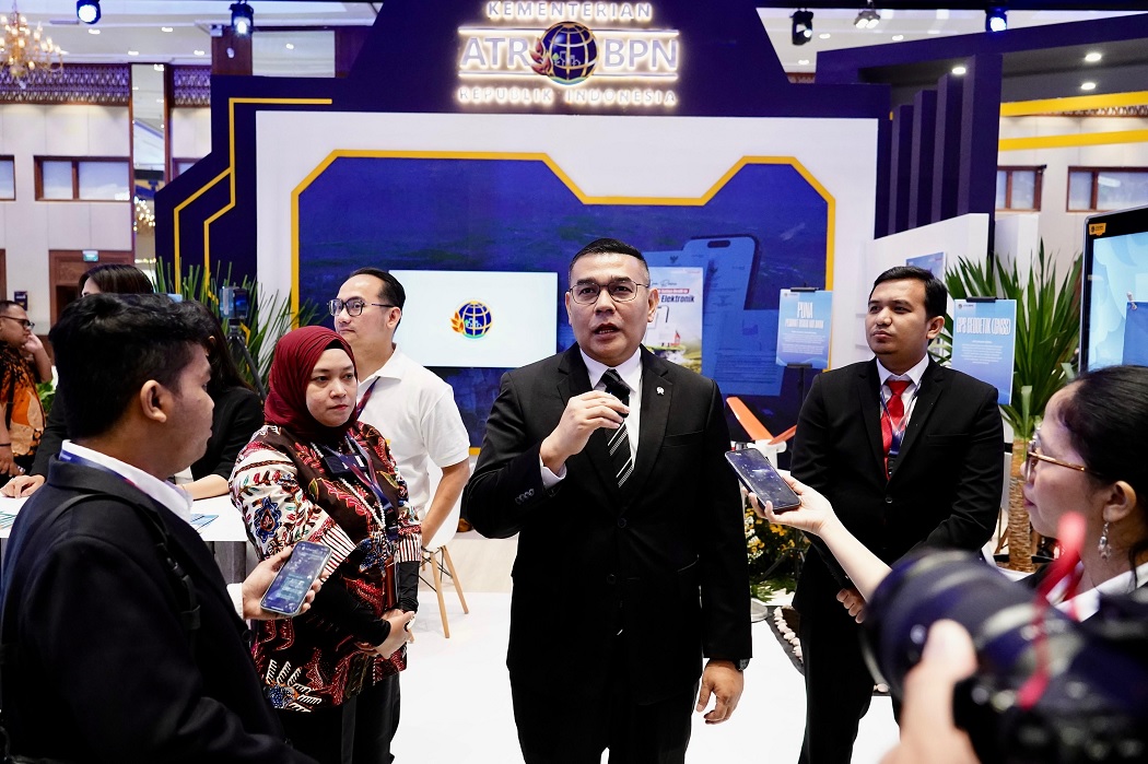 Wamen ATR/BPN Ossy Dermawan Tinjau Booth di ICI 2025, Kenalkan Peran Strategis dalam Pembangunan Infrastruktur