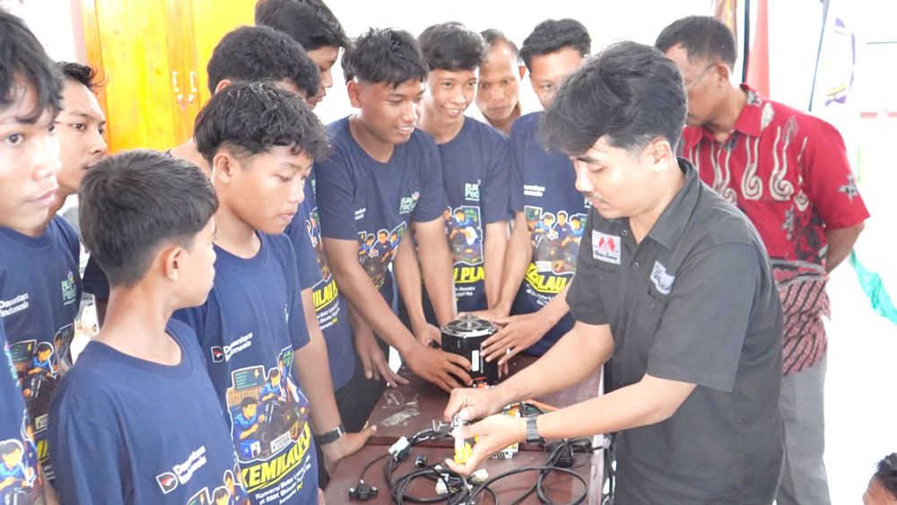 PT PLN (Persero) UIP Sumbagsel  Tingkatkan Kompetensi Siswa dan Guru SMK
