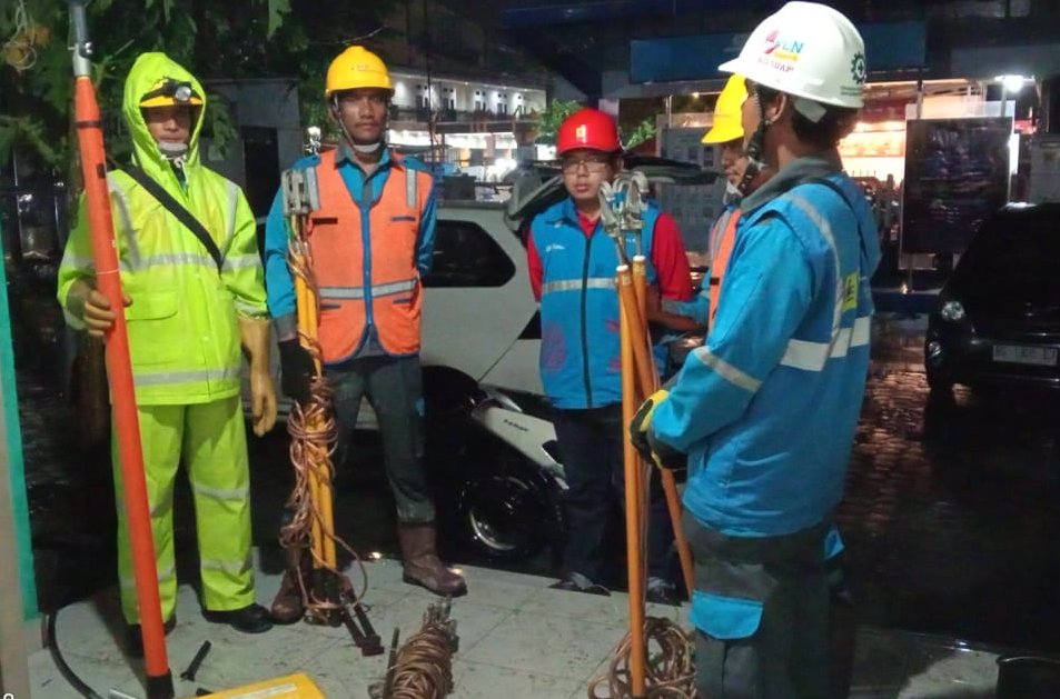 PLN ULP Lembayung Berjibaku Memulihkan Kondisi Kelistrikan Disertai Hujan Deras