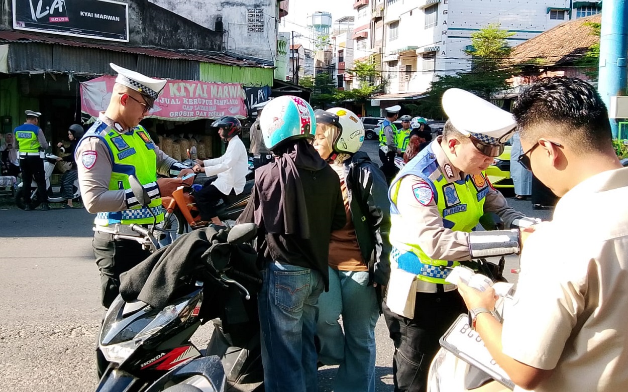 Satlantas Polres OKU Tindak 300 Pelanggar dengan Tilang Manual