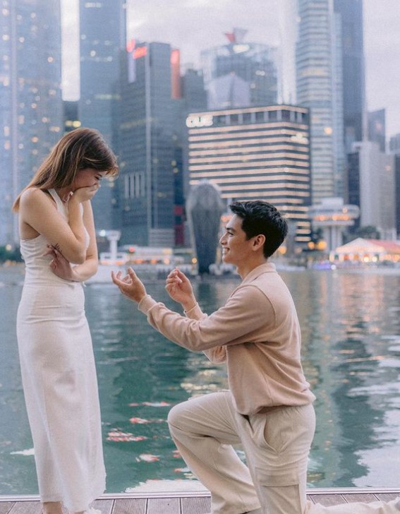 Romantis, Cassandra Lee Resmi Dilamar Ryuken Lie di Marina Bay Sands