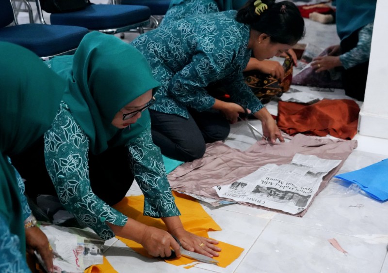 Beri Pelatihan Pemanfaatan Kain Perca