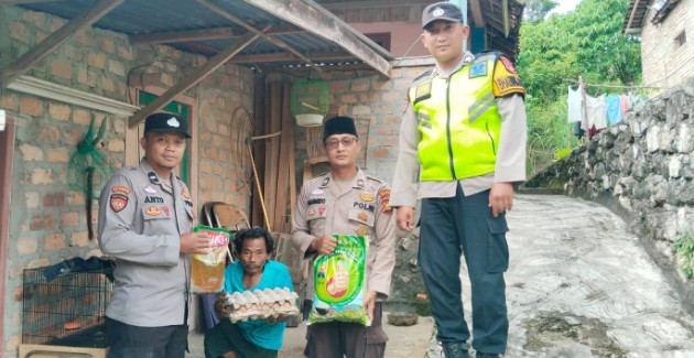 Bhabinkamtibmas Polsek Muaradua Salurkan Sembako untuk Warga Kurang Mampu
