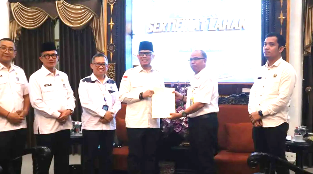 Pemkab OKU Serahkan 17 Sertifikat Aset Daerah, Lahan Kantor Tirta Raja Resmi Bersertifikat