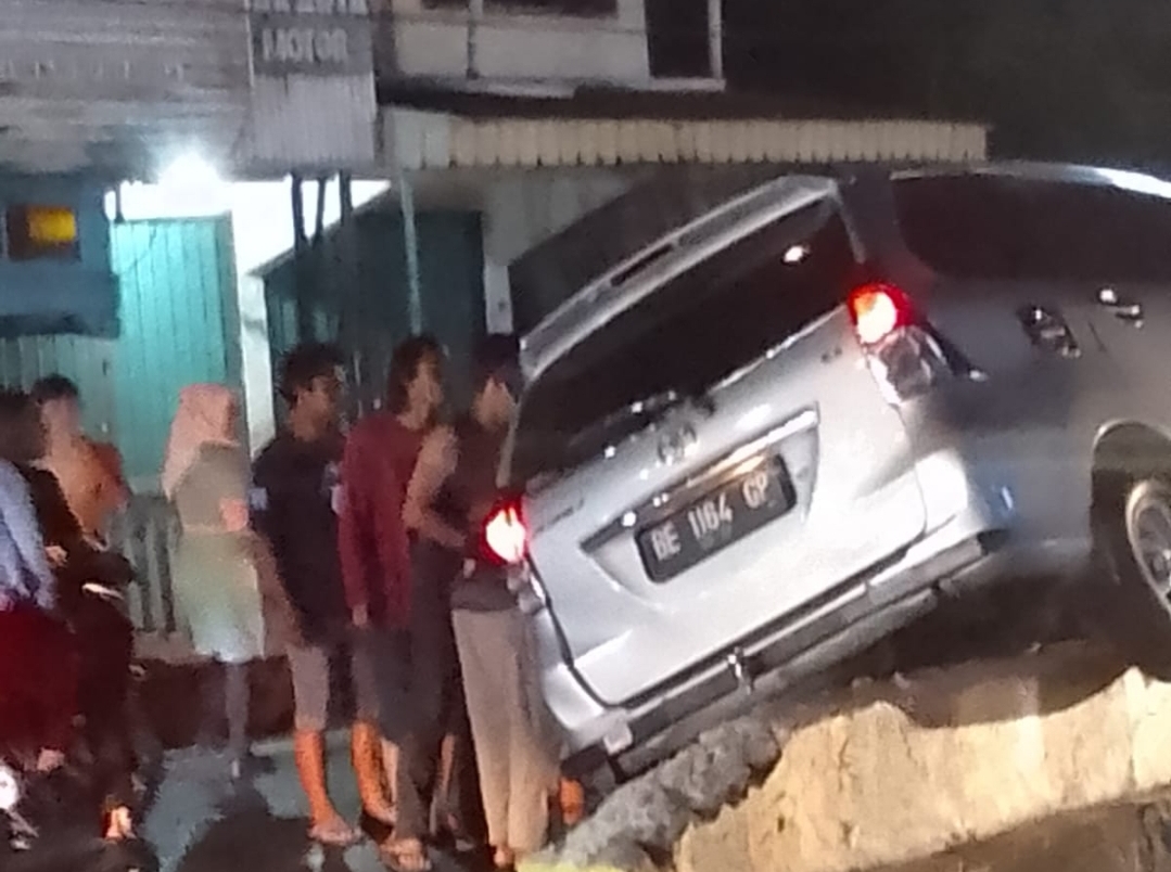 Kecelakaan Tunggal : Avanza Hantam Pembatas Jalan di Baturaja