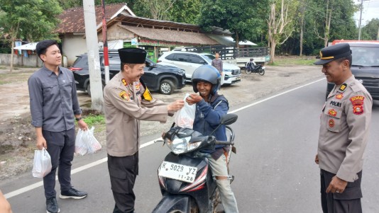 Bagikan Takjil Bagi Pengguna Jalan