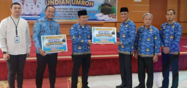 Taat Pajak, Dua Warga OKU Selatan Diberi Hadiah Umrah