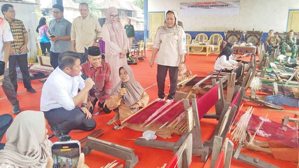 Apresiasi Perajin Tenun dan Pandai Besi