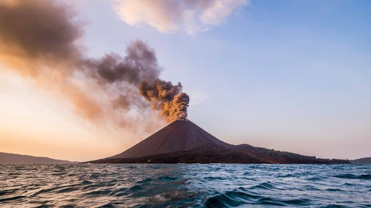 Anak Krakatau Erupsi Lontarkan Abu Vulkanik 