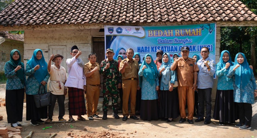 Ketua TP PKK OKU Timur Bedah Rumah Warga Desa Negeri Agung Jaya