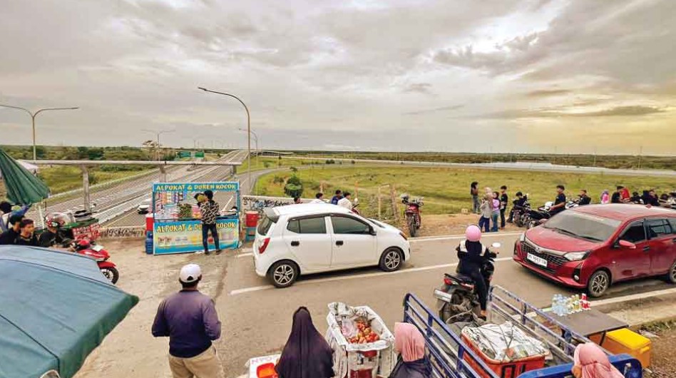 VIRAL! Ramai-Ramai Nikmati Pemandangan Matahari Terbenam dan Berfoto Berlatar Jalan Tol