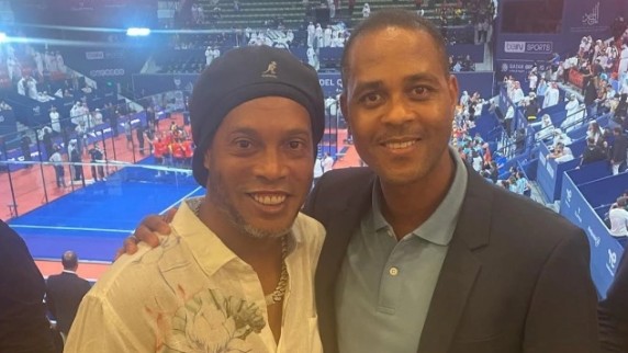 Ronaldinho Beri Pesan Spesial kepada Kluivert Jelang Lawan China dan Jepang
