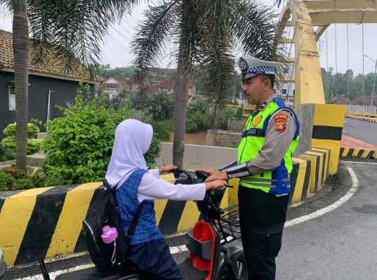 Imbau Orang Tua Awasi Anak Gunakan Sepeda Listrik di Jalan Raya