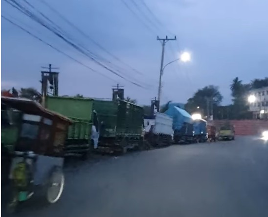 Antrean Panjang di OKU Selatan hingga Tengah Malam Demi  Solar Bersubsidi