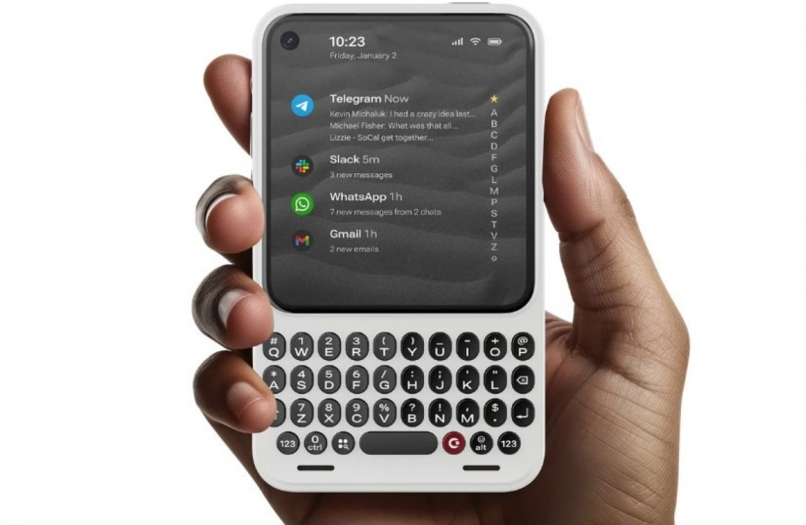 Clicks Communicator Bawa Kembali Sensasi BlackBerry Lewat Keyboard Fisik di Android 16