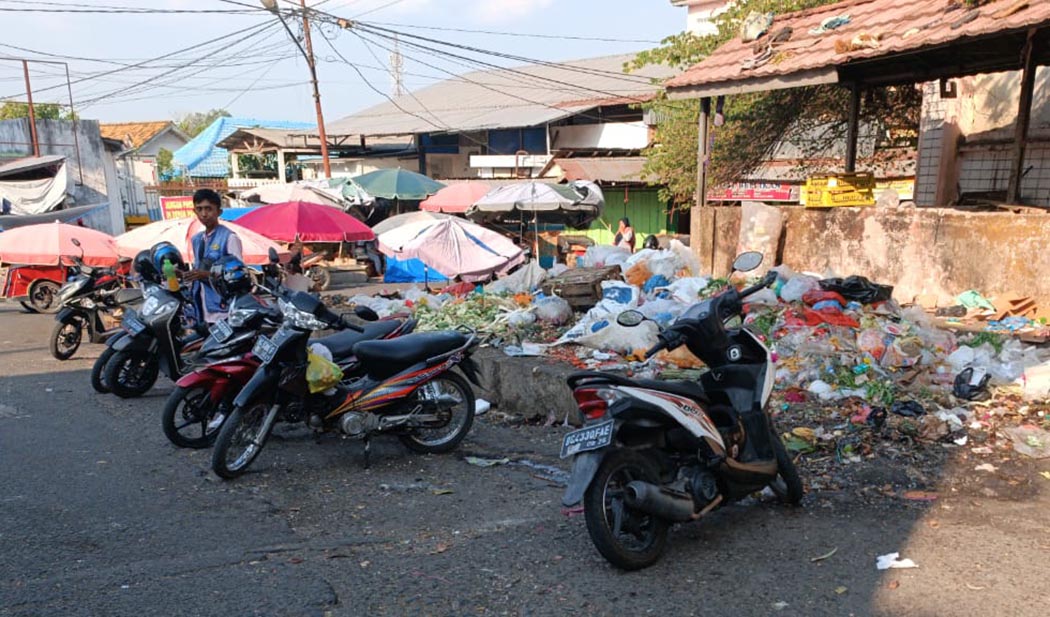 Bau Tak Sedap Akibat Sampah, Ubah Suasana Pasar Baru Baturaja Terkesan Jorok dan Kumuh