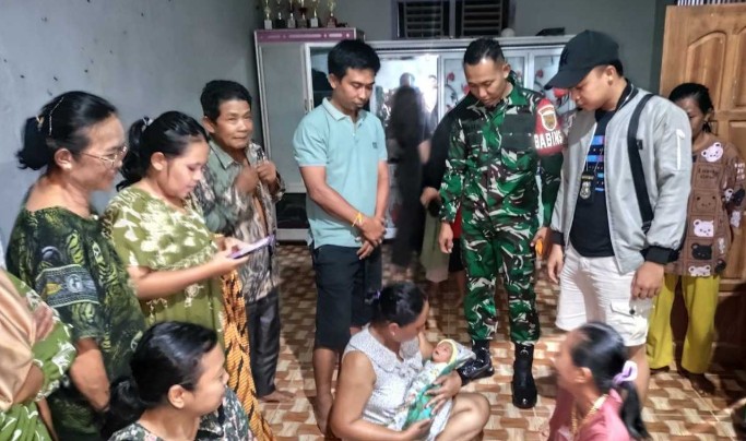 Temukan Bayi Laki-Laki Tergeletak di Teras Rumah