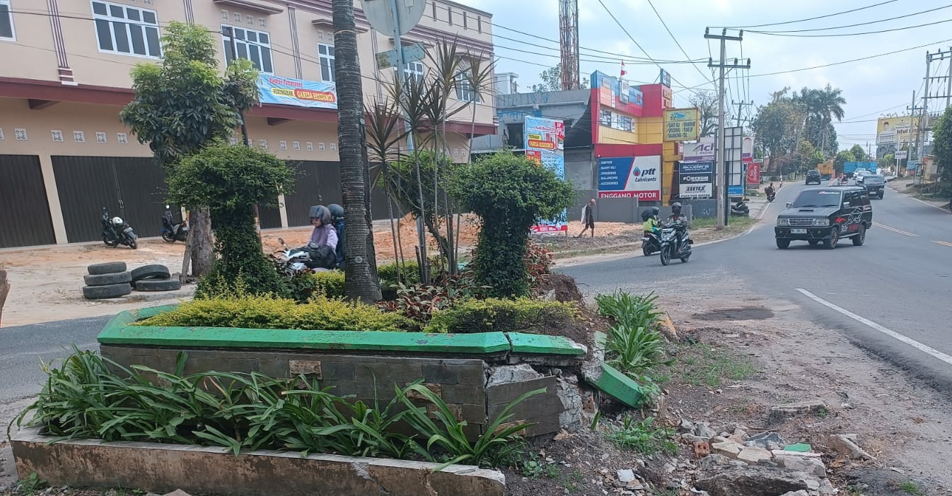 Pasca Ditabrak Belum Kunjung Diperbaiki, Taman di Baturaja Rusak Akibat Ditabrak Truk Fuso