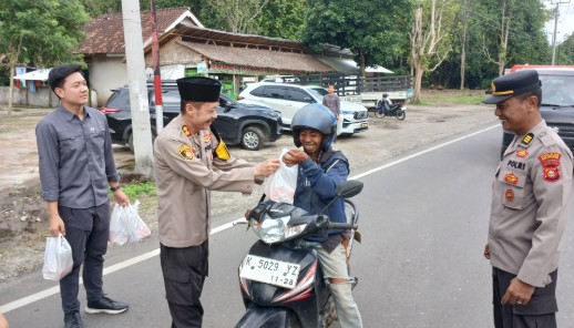 Bagikan Puluhan Takjil ke Pengguna Jalan