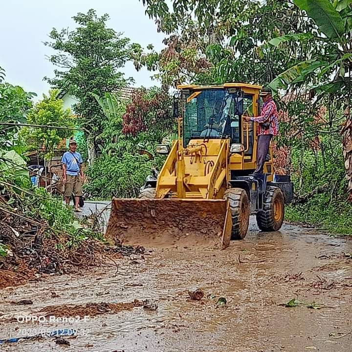 Tanah Longsor di Kecamatan Kisam Tinggi Timbun 4 Jalur