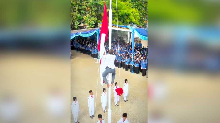 HEROIK ! Pelajar Menaiki Tiang Bendera Perbaiki Tali Terbelit saat Upacara HUT RI ke 79