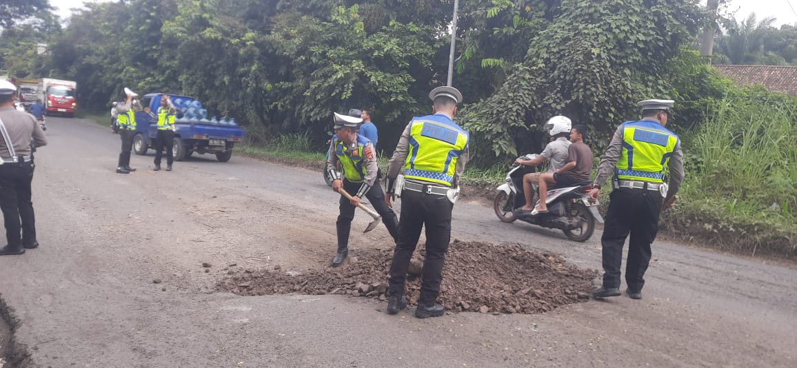 Satlantas Polres OKU Timbun Jalan Berlobang Ancam Keselamatan 