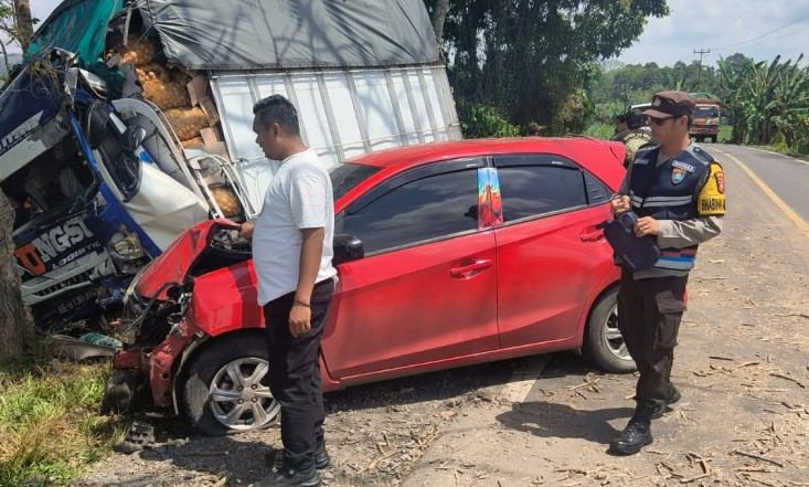 Lakalantas di Jalinsum OKU, Truk Angkut Kentang Hantam Brio di Tikungan Tajam, Ini Kronologi