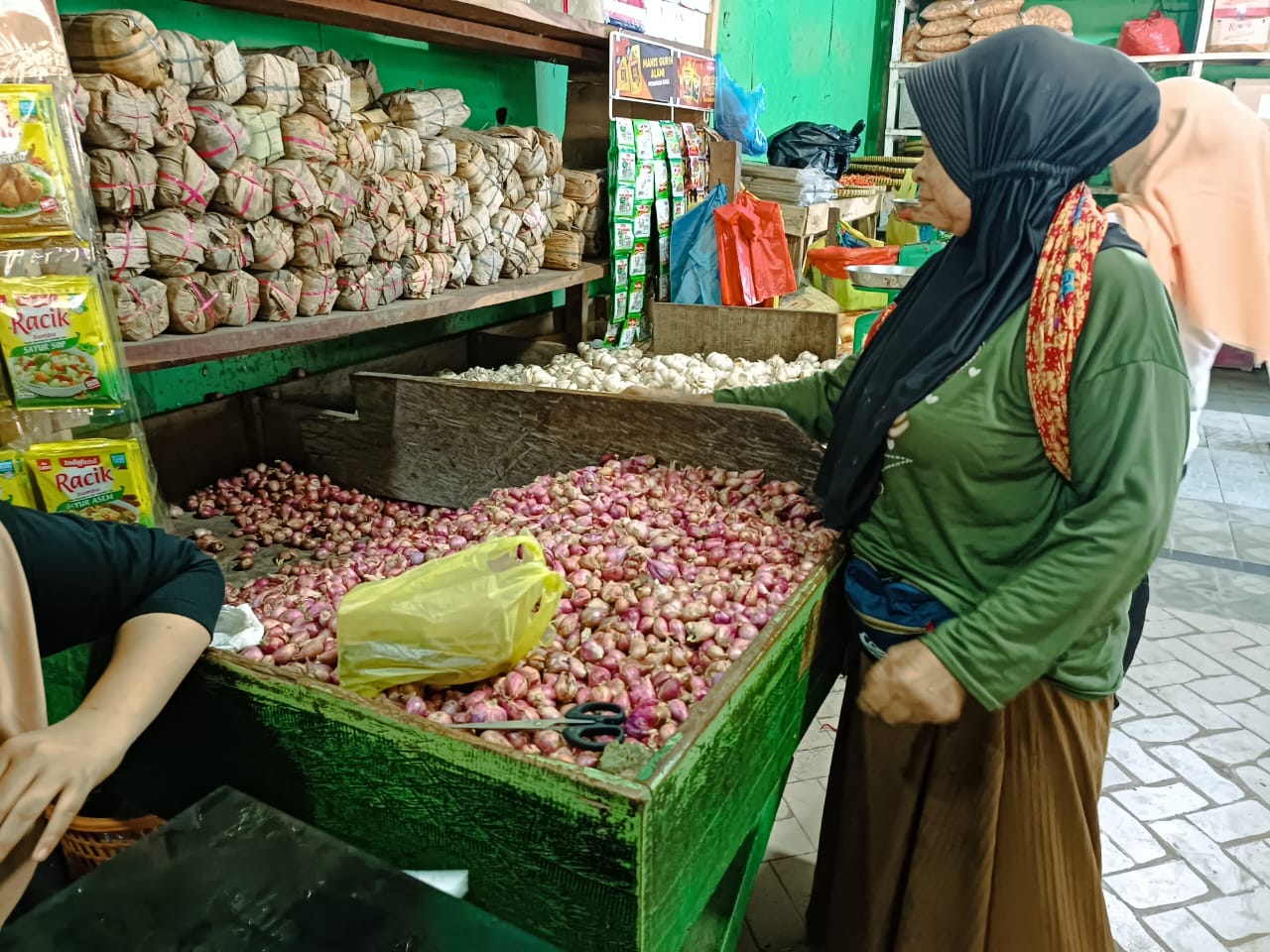 Harga Bawang di Pasar Tradisional Baturaja Masih Stabil