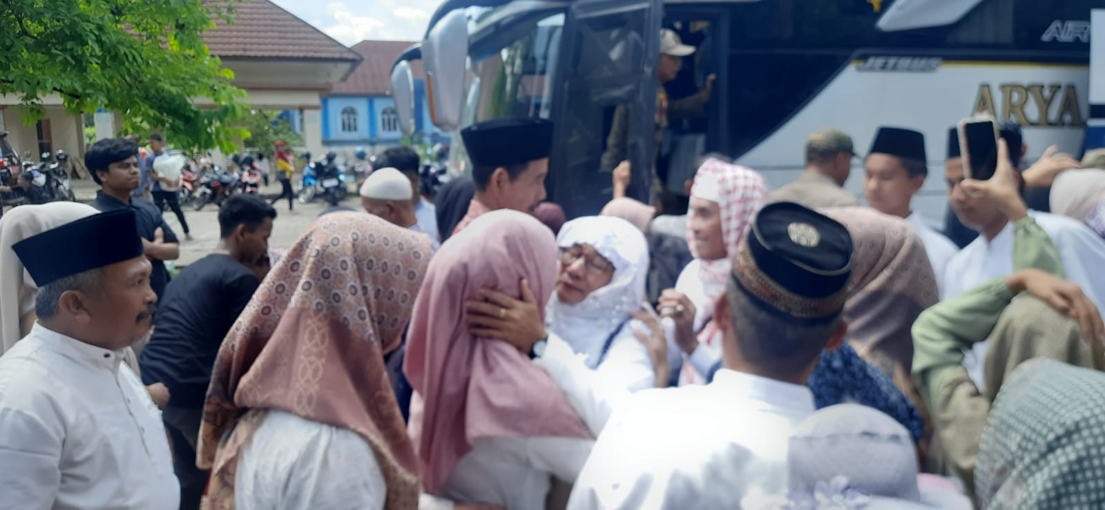 Pelukan Hangat Sambut Kepulangan 286 Jemaah Haji OKU, 1 Orang Meninggal Dunia 