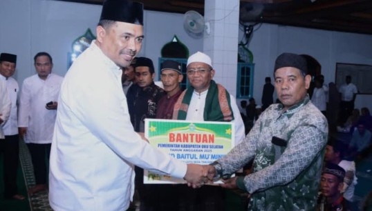 Bagikan Paket Sembako hingga Karpet