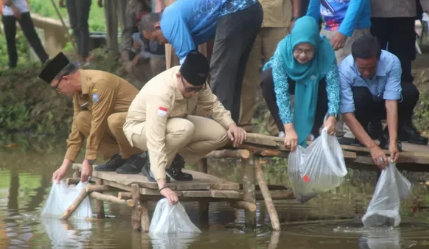 Bupati OKU Lepas Puluhan Ribu Bibit Ikan, Ditebar di 6 Kecamatan
