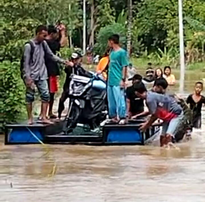 Banjir Tiga Meter, BPBD Seberangkan Motor Pakai Perahu