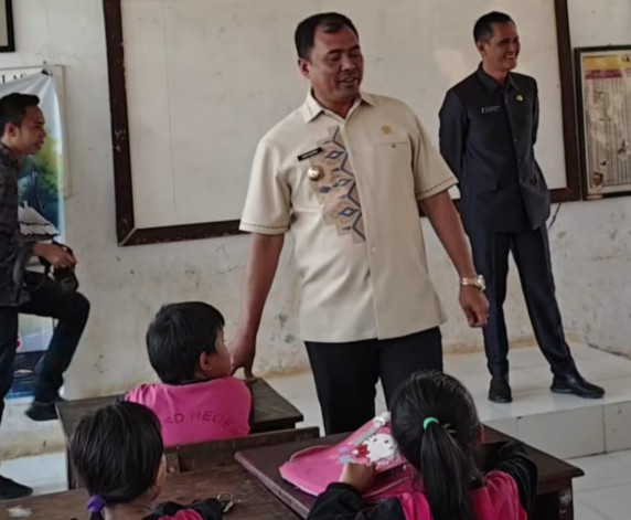 Bupati Abusama Tinjau Infrastruktur dan Sekolah Saat Safari Jumat di Kisam Tinggi