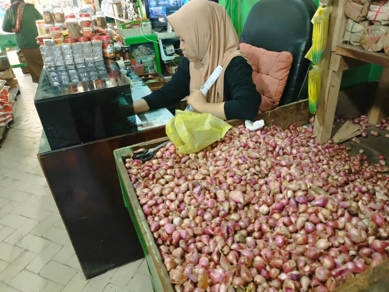 Harga Bawang Merah Turun, Bawang Putih Stabil