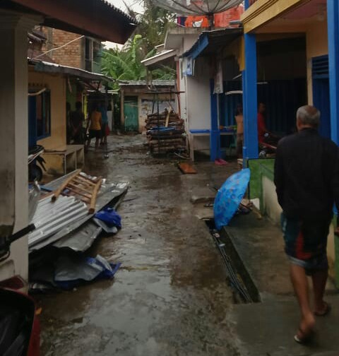 Dikabarkan Hujan Es Serang Saung Naga