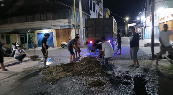 Tindak Lanjut Keluhan Warga, Jalan Pasar Tengah OKU Selatan Diperbaiki Dini Hari