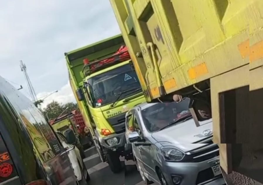 Macet, Kendaraan Merayap di Jalinsum Baturaja - Muara Enim