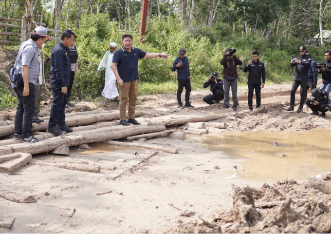 Usai Safari Jum'at, Gubernur Sumsel Herman Deru Cek Jalan Rusak di Cengal, Ini Instruksinya? 