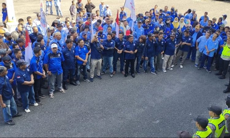 Minta Gaji Segera Dibayarkan, Ratusan Karyawan PT Mitra Ogan Demo di Gedung DPRD OKU