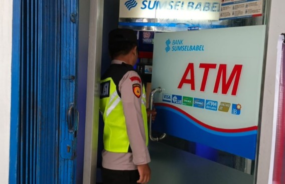 Jaga Kamtibmas, Polisi Sambangi Bank dan Minimarket di Belitang III