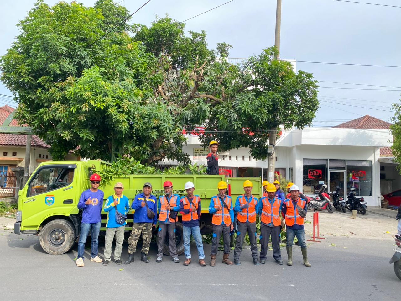 PLN ULP Baturaja dan Dinas Perkim OKU Kolaborasi Pangkas Pohon Demi Keandalan Listrik Musim Hujan