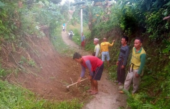 Warga Karang Agung Gotong Royong Bersihkan Jalan dan Parit Desa