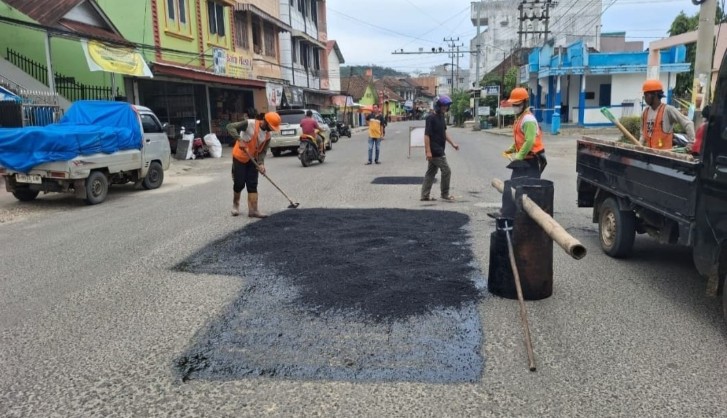 Respons Cepat Demi Keselamatan, Jalan Protokol Muaradua Mulai Diperbaiki