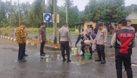 Polres OKU Selatan Turun Tangan Perbaiki Jalan Berlubang