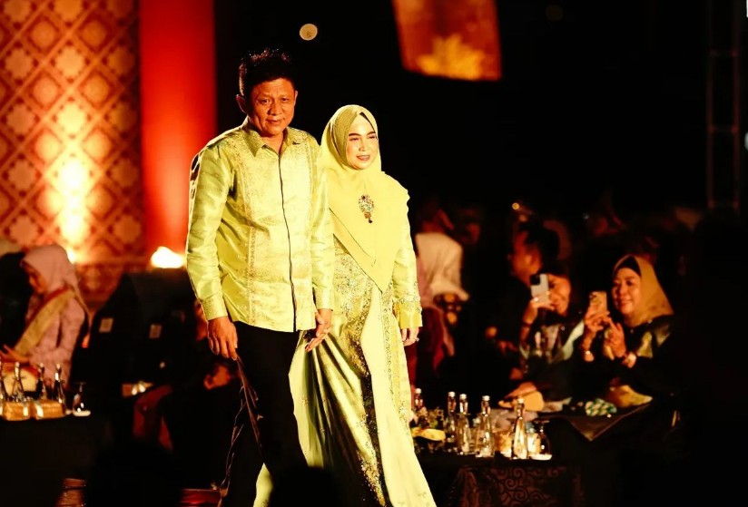 Kenakan Kain Songket Bidak, Bupati Enos dan dr. Sheila Tampil Memesona di Sriwijaya Expo