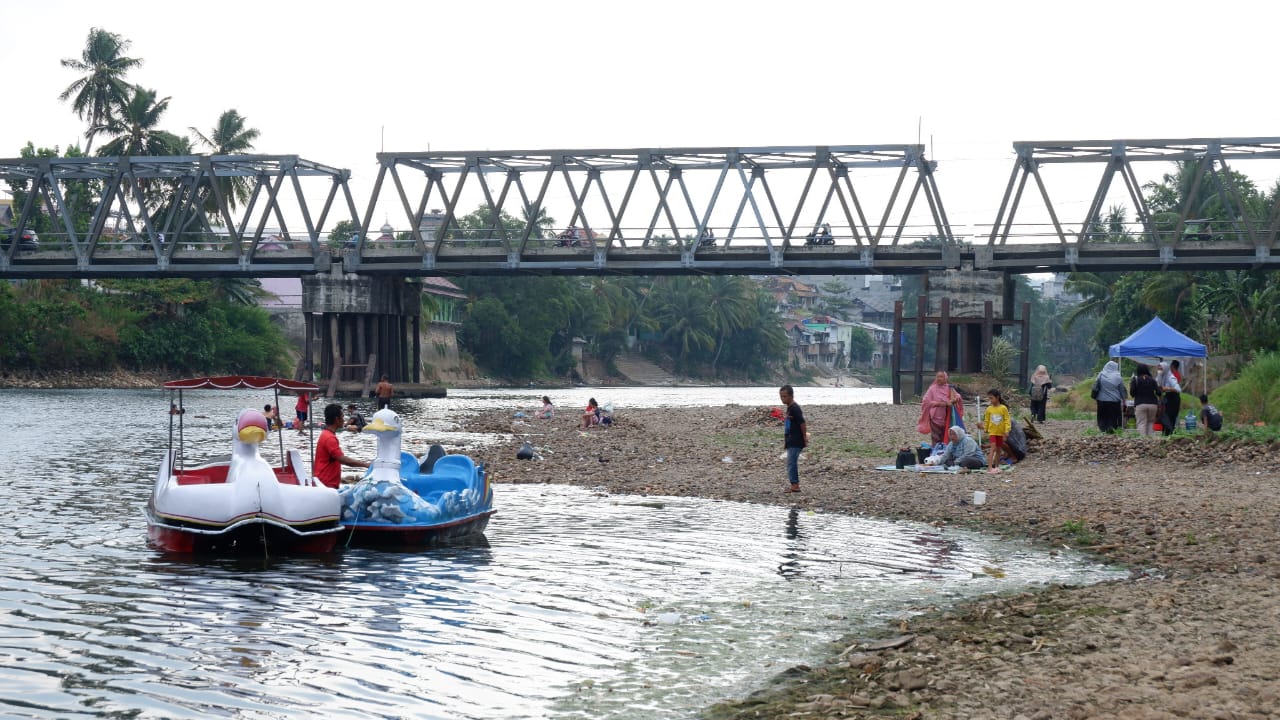 Warga Baturaja Sulap Pelantaran Sungai Ogan jadi Wisata Dadakan